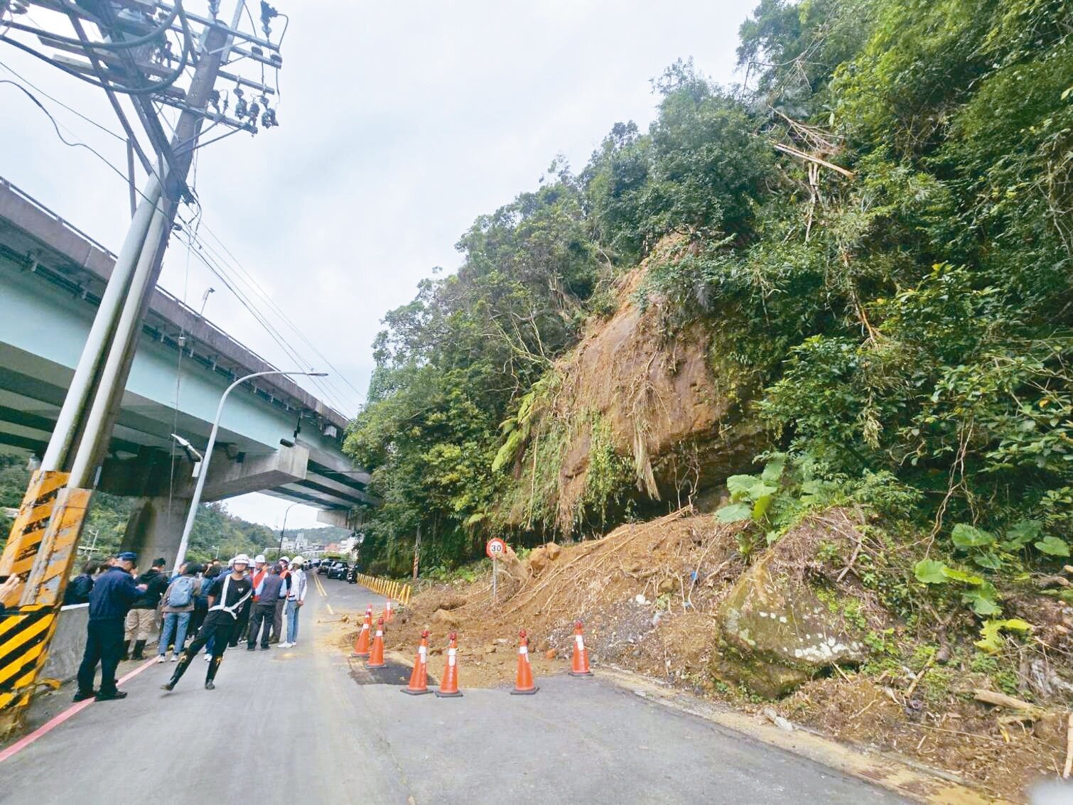 基隆興隆街崩塌防護工程下周一進場，雙向封閉到明年1月上旬。記者游明煌／攝影 