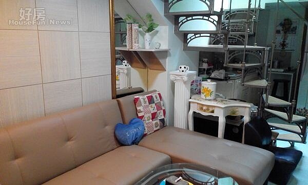 1. B1客廳與餐廳間的鏤空旋轉樓梯上方陽光自然照入。