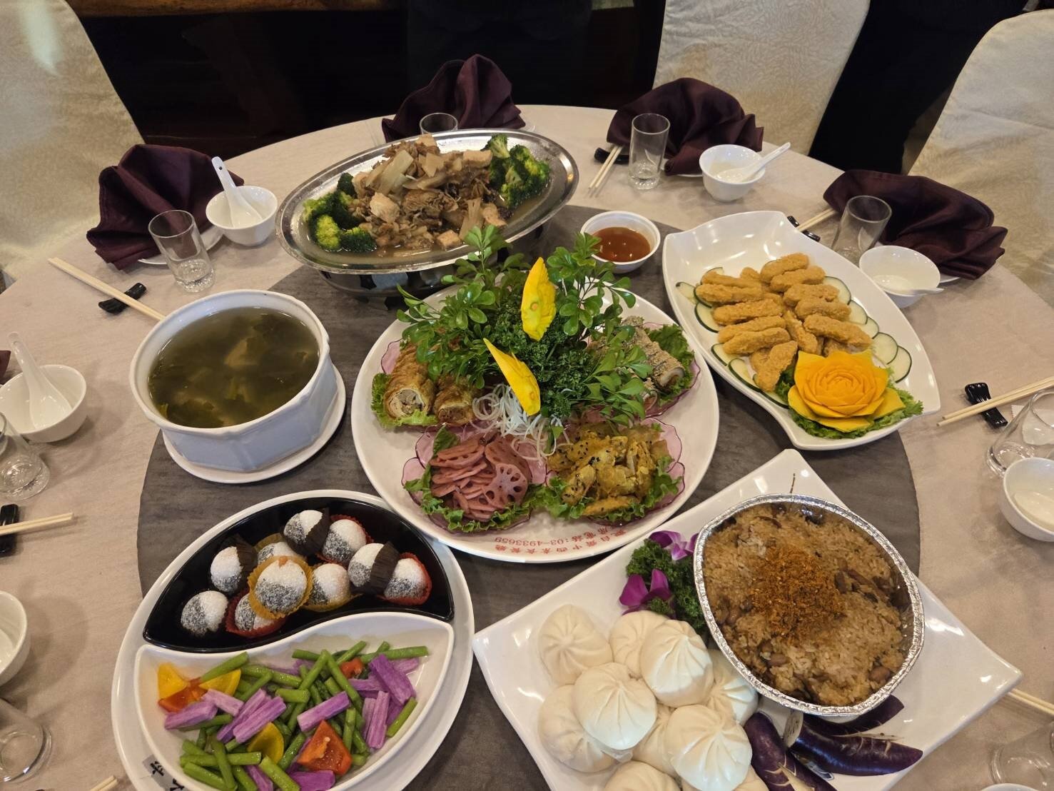 中壢仁海宮推出「媽祖平安福之宴」素菜料理,提供信眾參與。圖:曾增勳攝