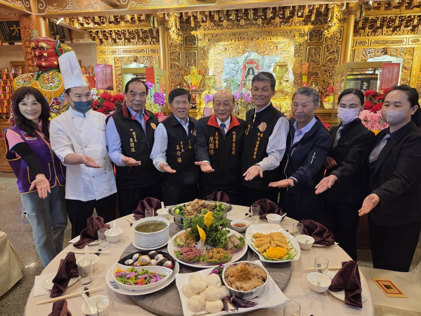 中壢仁海宮董事長王介禧(左四)等人介紹「媽祖平安福之宴」素菜料理,推動清心食素活動。圖:曾增勳攝
