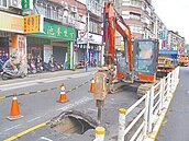新莊復興路現坑洞　急管制