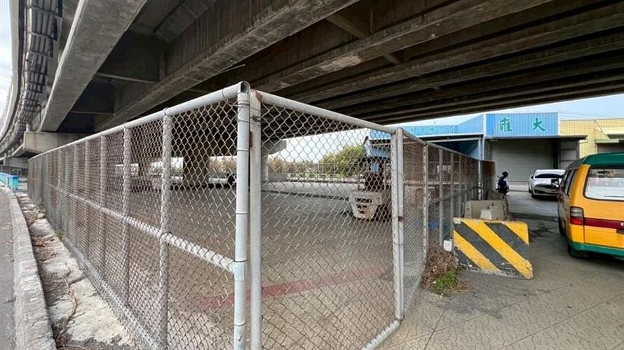 西濱快速道路橋下長期閒置,易成都市孤島,導致環境髒亂與安全隱患,中市府斥資400萬改建全天候運動場地。圖/施志昌提供
