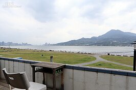 有河BOOK坐落在熱鬧繁華的淡水渡船頭邊，秋季的午後十分適合拿著一本書，點一杯咖啡坐在這裡品味書香、咖啡香。