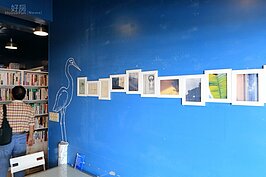 藍色的牆壁上畫著白色的鷺鷥，淡水風情就這樣簡單的勾勒出來。