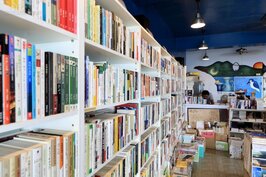 有河BOOK書店面積不大，書架上、地上堆放著各式各樣老闆喜歡的書。