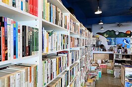 有河BOOK書店面積不大，書架上、地上堆放著各式各樣老闆喜歡的書。