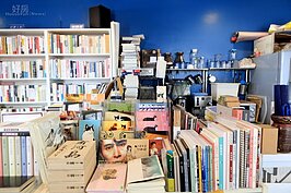 這裡不僅賣書，也有販售咖啡飲品。一杯香淳咖啡、一本書，就是一個悠閒的下午。