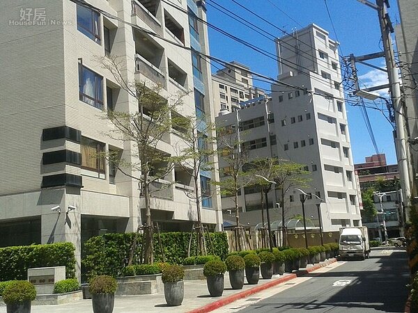 3「遠雄爵士」旁的電線桿線稍嫌多了點。