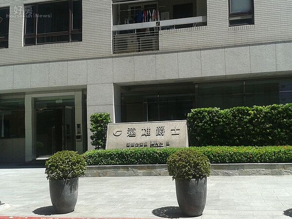 4在大門口的「遠雄爵士」招牌醒目。