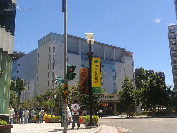 6「遠雄爵士」離SOGO百貨只有5百公尺距離,逛街相當方便。