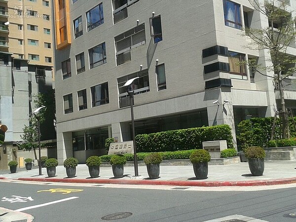 2一樓臨馬路旁種植不少樹木,落實大樓綠化及美觀。