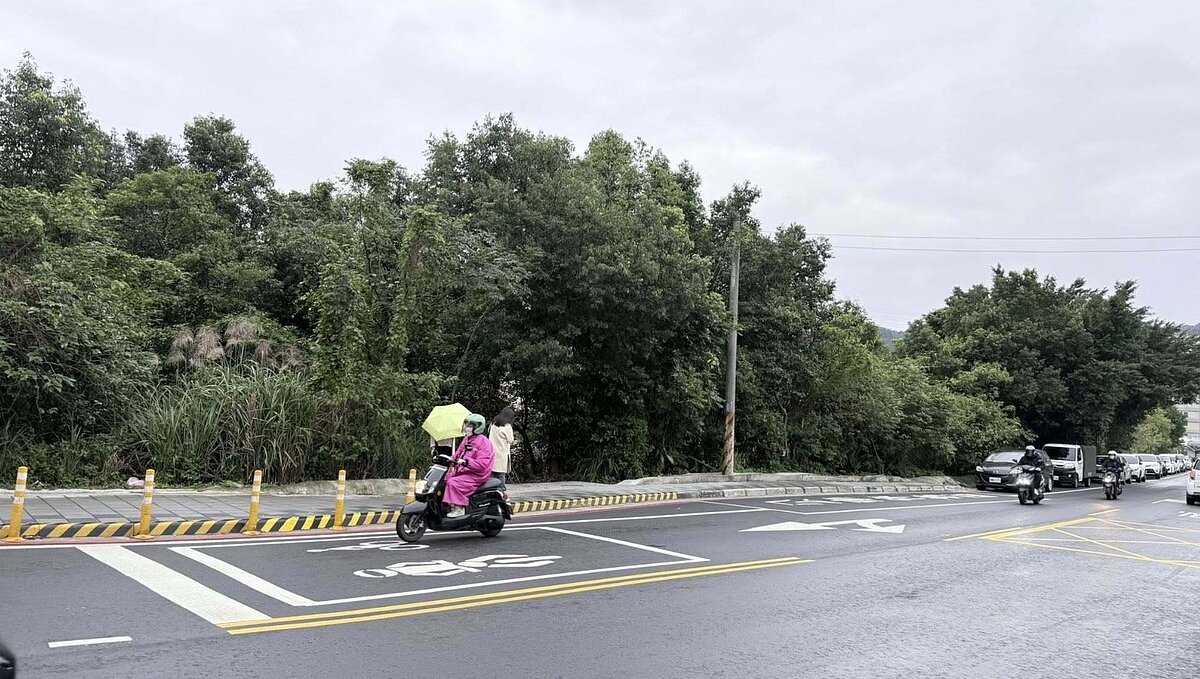 基隆市公車處針對老舊公車亭整建,總經費638萬元,近日陸續拆除。圖/連恩典提供