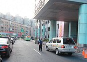 桃園縣府園區水泥磚路面　改鋪柏油