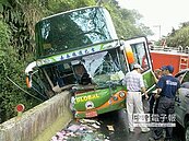 阿里山遊覽車意外多　像賭命！