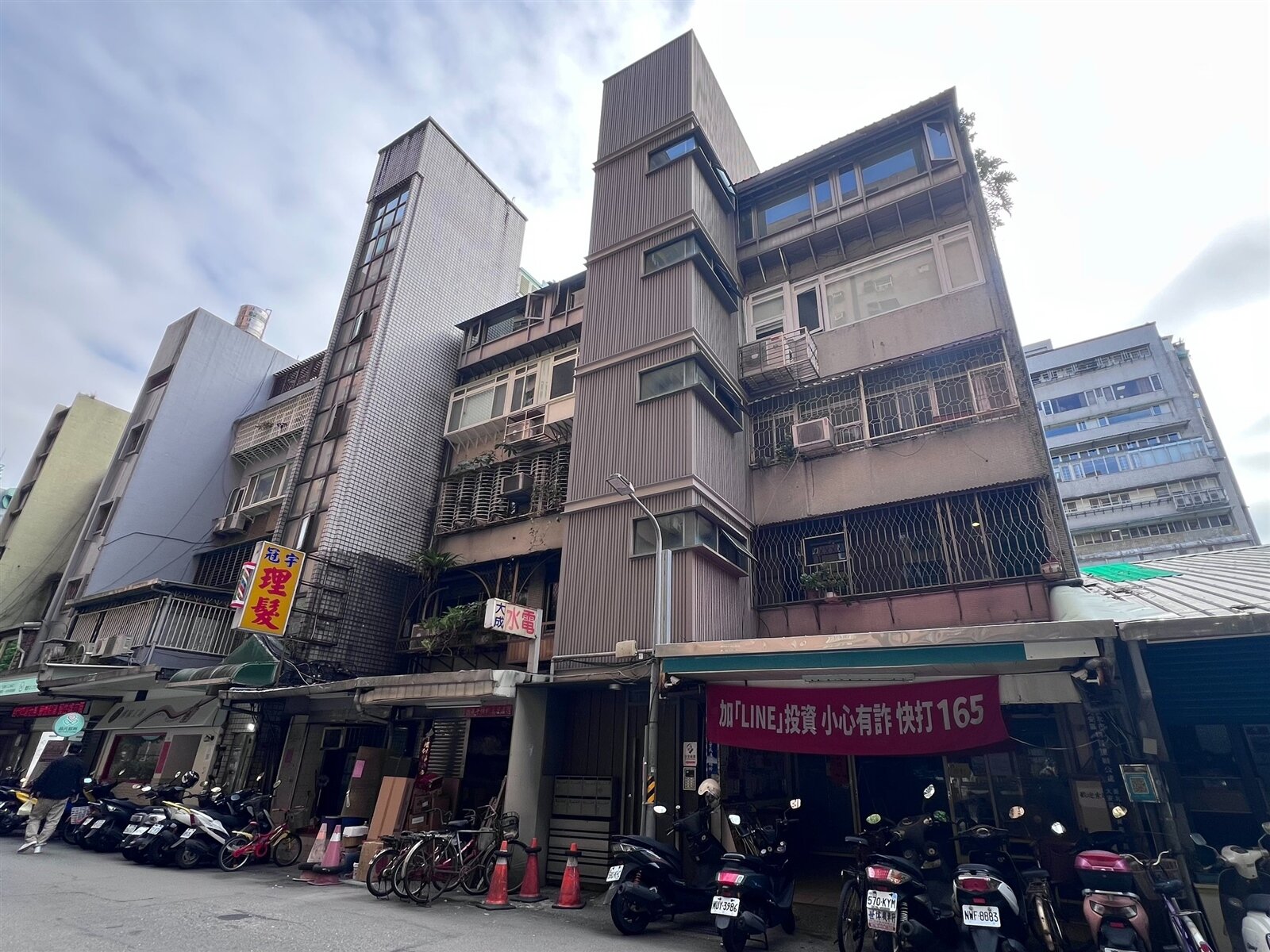 大安區的和平群賢華廈是北市第一棟增設電梯的公寓，1樓為群賢里辦公處（紅布條處）。記者林佳彣／攝影 