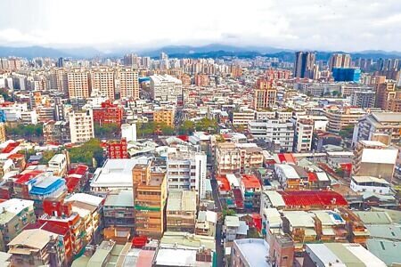 為改善「老人住老屋」政策,北市民國104年開辦補助老舊公寓大廈增設電梯。不過北市議員汪志冰指出,市府近11年來提高補助金額、鬆綁申請條件,但取得雜項執照件數與獲得補助成案數低。(本報資料照片)