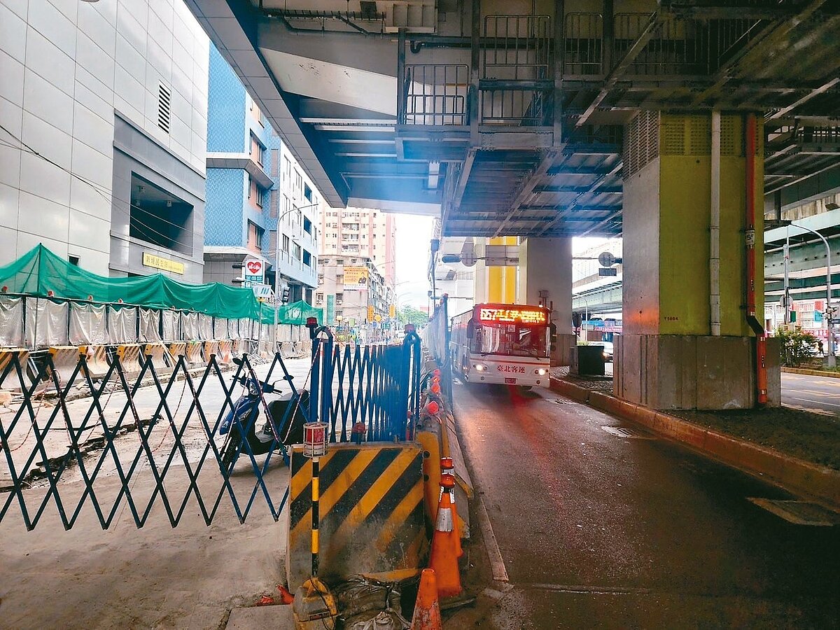 捷運環狀線新埔民生站周邊人車流量大,市府在2020年起動工興建民生地下道,但工程延宕5年仍未完工。圖/議員石一佑提供