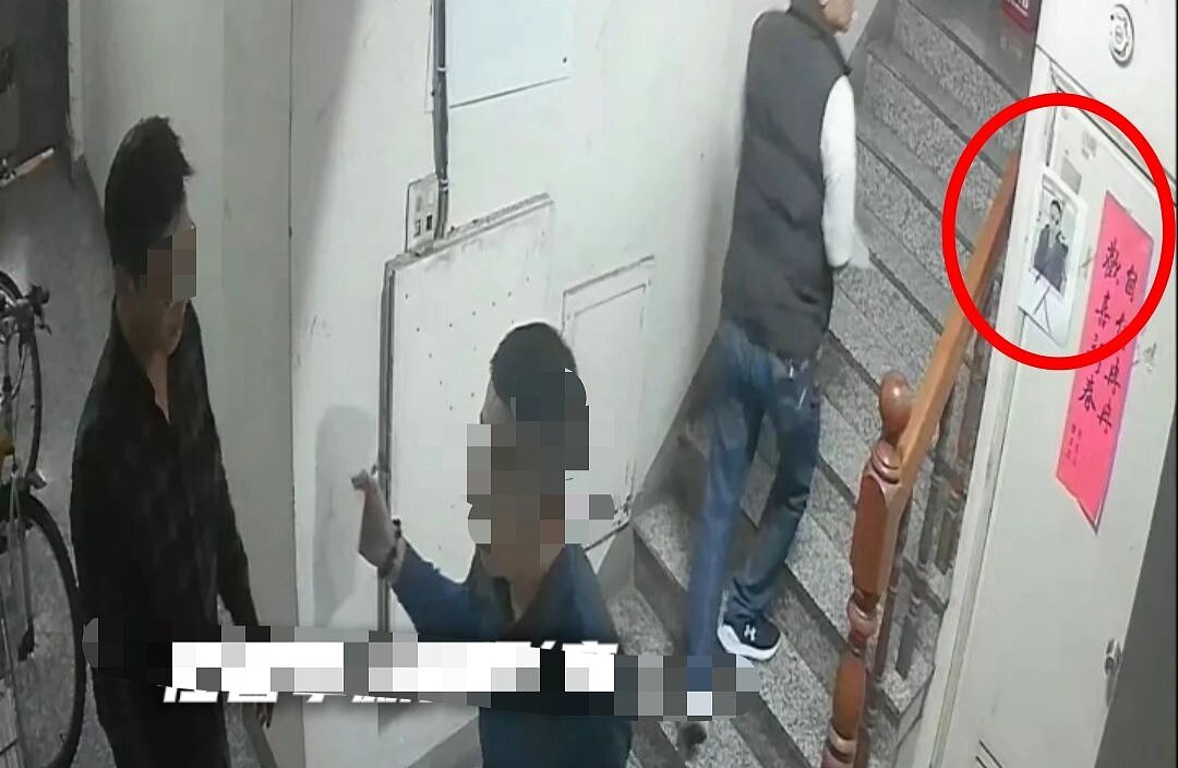 高雄某公寓遭3男子侵入張貼海報,警方表示,只要任一住戶提告,3人可能涉法。圖/擷取自社會事新聞影音