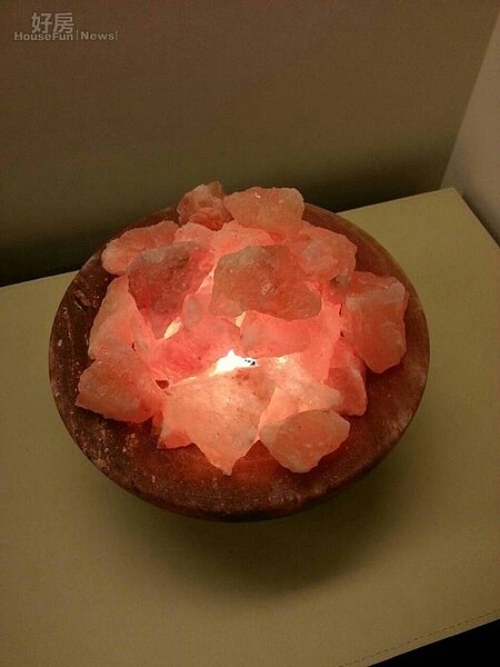  
7.臥室也擺放了鹽燈，可以增加好的磁場。