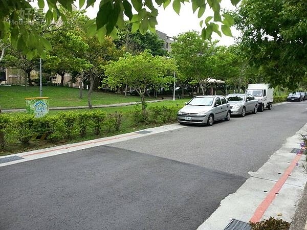 9.社區旁邊除了有大公園，還有一大片的「樹木銀行」可以騎腳踏車。