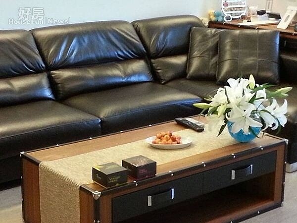
2.客廳的皮沙發是特地去訂製的，搭配柚木茶几很有質感。