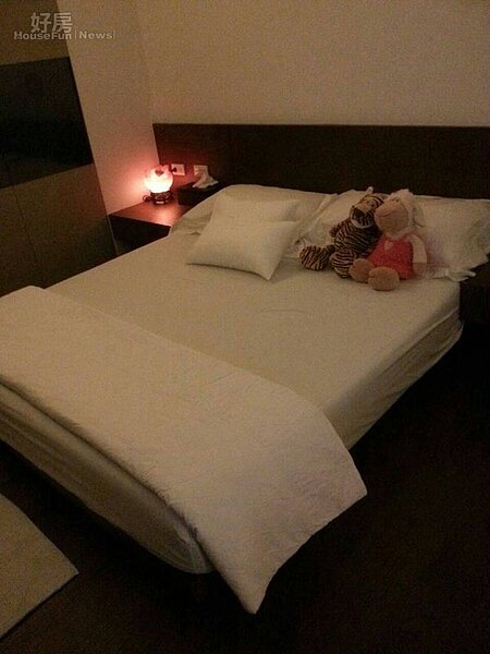 
5.另一間臥室小巧溫馨，床上的玩偶是友人送的。