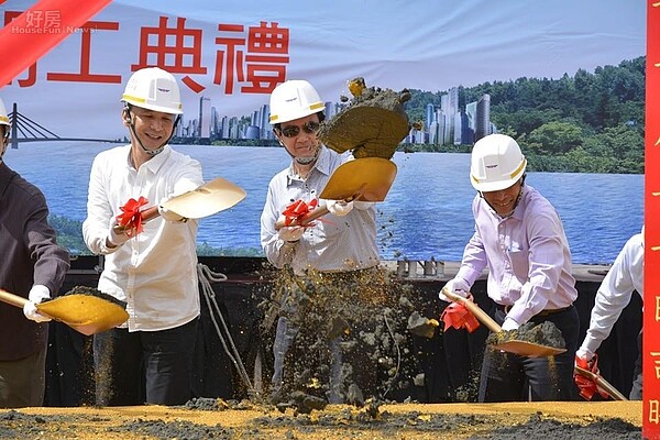 淡江大橋動工，總統馬英九（中）、新北市長朱立倫（左）、交通部長葉匡時（右）共同參與開工儀式。（好房網NEWS記者陳韋帆/攝影）