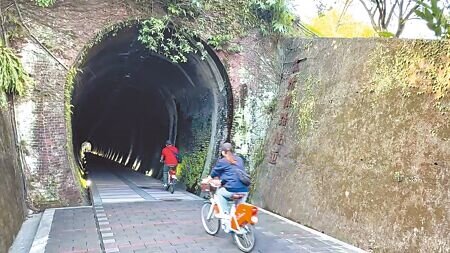 
基隆市議員認為，七堵區鄰近新北汐止區，民眾可以輕鬆騎著共享單車，就能循著自行車道，經五堵舊隧道抵達七堵，若基隆能夠延伸共享單車站點，除有助民眾通勤外，也有助帶動地方觀光與休閒產業。（張志康攝）
