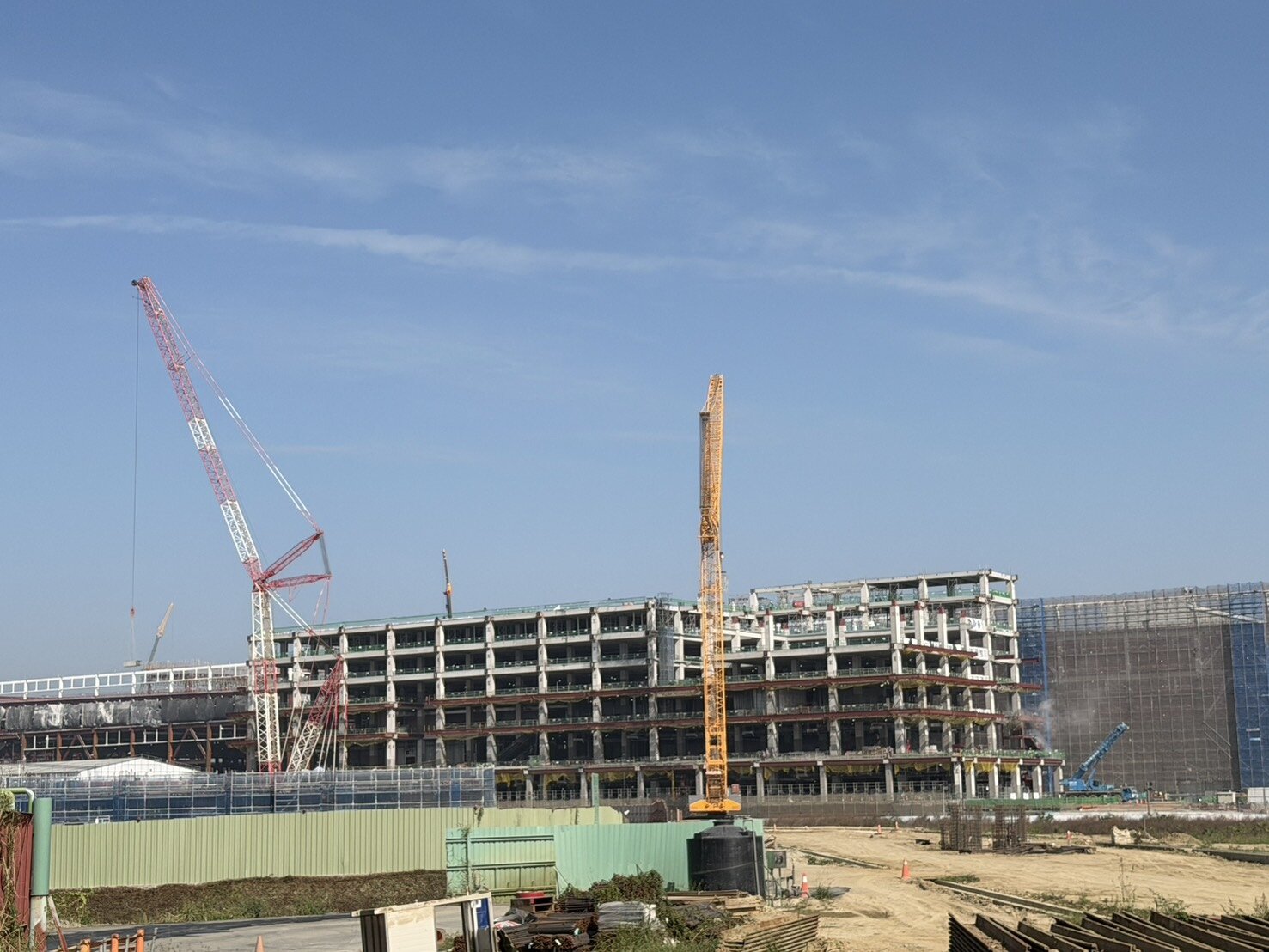 台積電迎接全球AI晶片爆發式需求,在嘉義科學園區興建的2座CoWoS先進封裝廠,進度加速推進,廠房外觀宏偉。記者魯永明/攝影