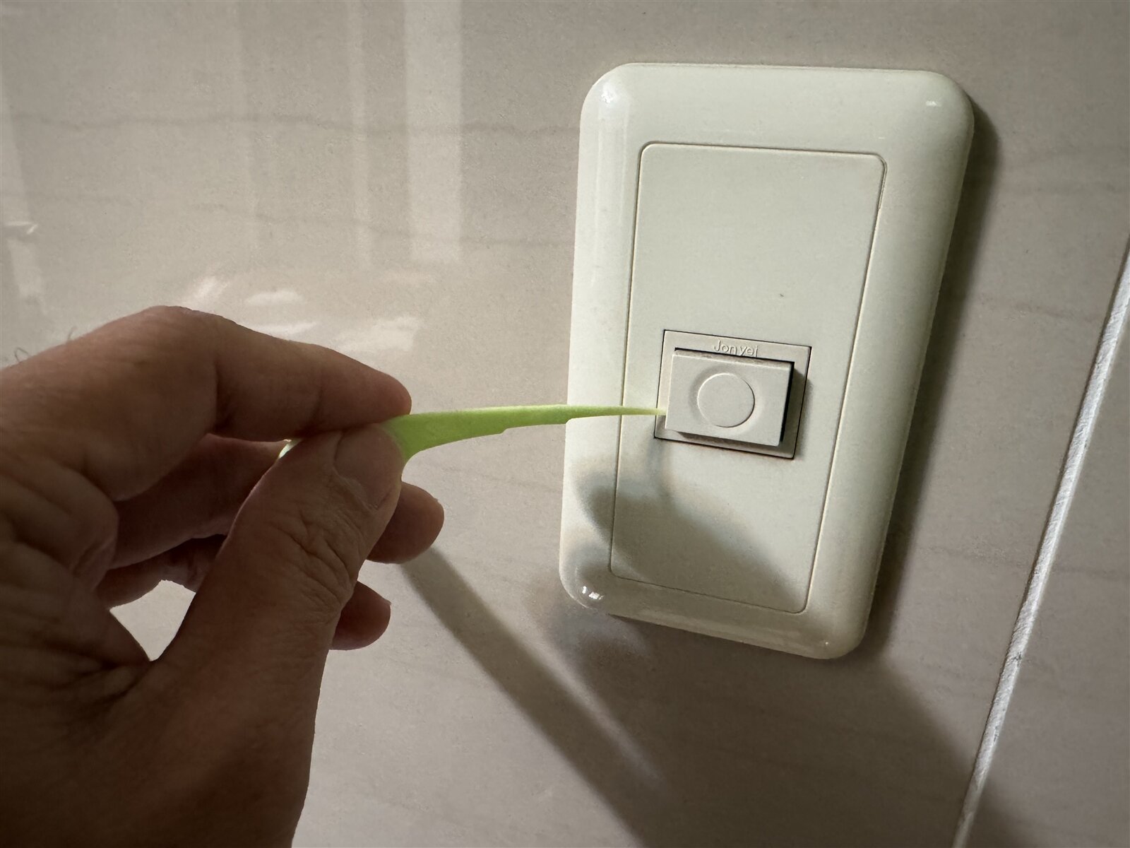 台南簡易庭認為,吳女以牙線棒卡在鄰居住家門鈴按鍵上導致門鈴一直響,顯然主觀上出於滋擾鄰居故意,且已妨礙到鄰居的居住安寧,認她藉端滋擾住戶處罰鍰2千元。記者邵心杰/攝影