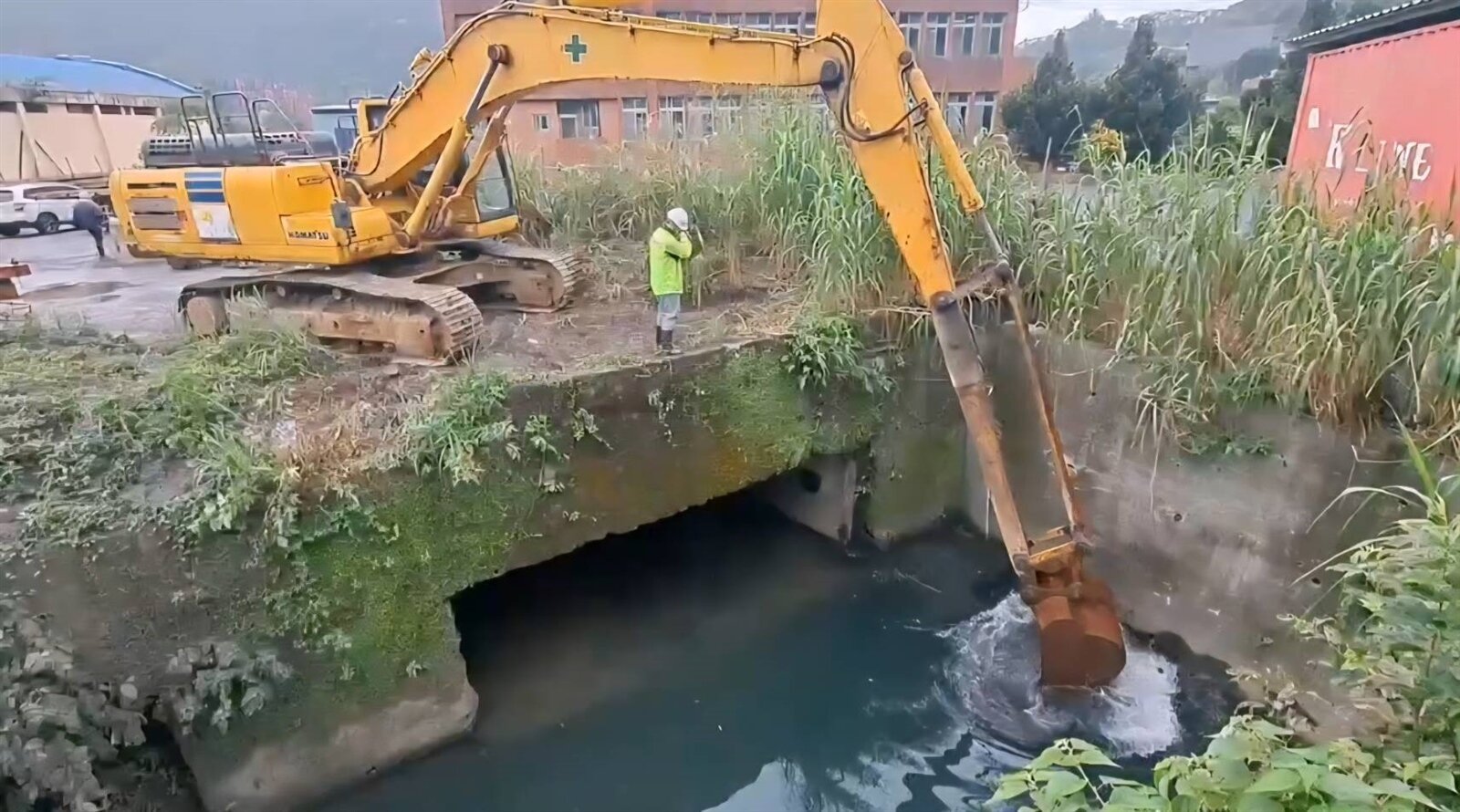 基隆自來水汙染事件，基隆市政府在碇內大排清除油汙清淤。記者游明煌／攝影 