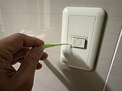 她怨鄰居擾眠勸不聽　竟報復持牙線棒卡門鈴響不停…結局曝