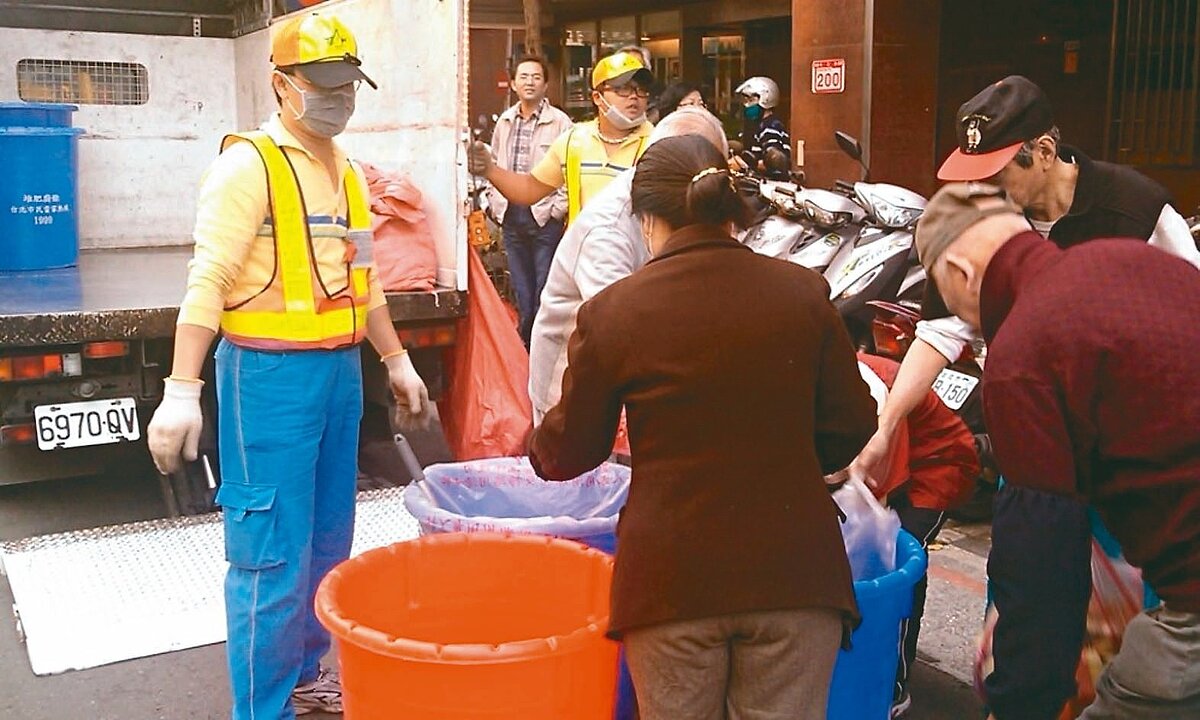北市環保局收運家戶廚餘將不再要求民眾分類。圖／北市環保局提供