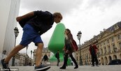 性玩具不敵黃色小鴨療癒　巴黎人遭”綠樹”羞辱？　