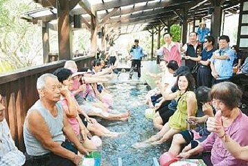 彰化縣長卓伯源(著紅背心)等人上午參加溫泉體驗第二期工程開工動土典禮。(彰化縣政府提供)