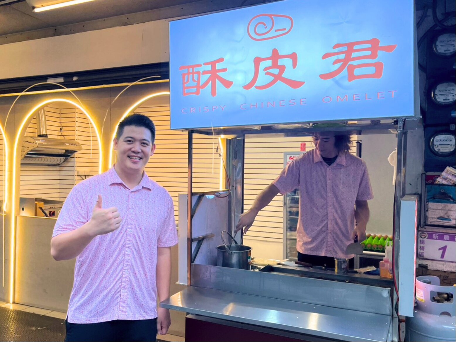 王允昱於楊梅市場打造「酥皮君」創新蛋餅品牌,並規劃運用創業獎勵金將攤車擴大為店面。圖:青年局提供