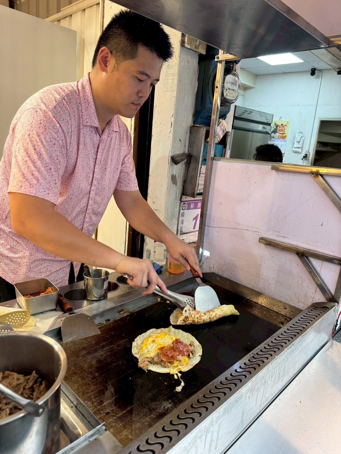 王允昱原於表哥位於中壢的早午餐店「福飽飽」學習早午餐手藝,透過青年局創業資源,協助他規劃開業後的行銷策略。圖:青年局提供