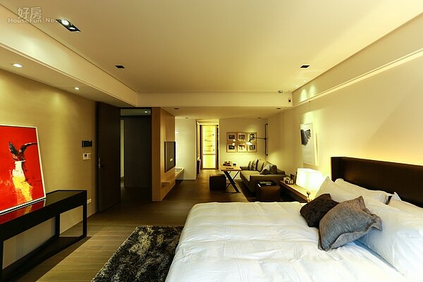 主臥室內還有另外一間相連的小客廳,有著現代開放式套房的設計概念在內。