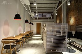 丹麥設計師所設計的Y Chair木椅，一張要價40,000多店放供放置了30張；北歐風的伊姆斯椅，一張要價一萬以上，於二樓也放置了50張。光椅子總價就上達近兩百萬元。