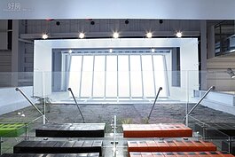 光影變化與牆面的結合，是為營造天然氛圍，一年四季的日曬光影都不同；同時店內的飲食文化，也依照季節所變動，光影、氛圍、餐飲三大享受結合為一。