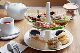 以貝弗德伯爵夫人-安娜．瑪麗亞正統英式下午茶，為發想製作的下午茶套餐，番茄乳酪麵包串、繽紛挪威燻鮭蘿蔓船、無花果奶油起士燻雞三明治，經典手工英式酥餅、以及延續以茶入食，以茶葉做成的清爽Q彈手工茶凍、單片蛋糕，加上一壺茶；以純天然的食材製作，與以自然為基調的空間相呼應，令人食指大動。