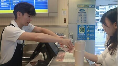 全台飲料店2024年營業額突破1,300億元,2025年1~10月續增7.2%,全年營業額可望續創歷史新高。圖∕本報資料照片