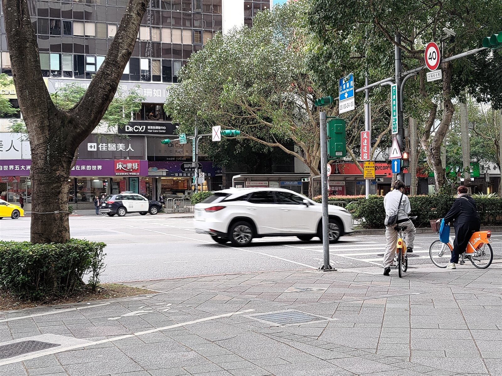 行人與自行車共道路段,有些穿越路口時僅有斑馬線,但沒有自行車穿越道的,這時騎士只能下車牽行,才能合法過馬路,若騎乘過馬路就會吃上一張紅單。記者林麗玉/攝影