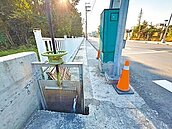 高雄仁武區人行道　水閘擋路、電桿歪