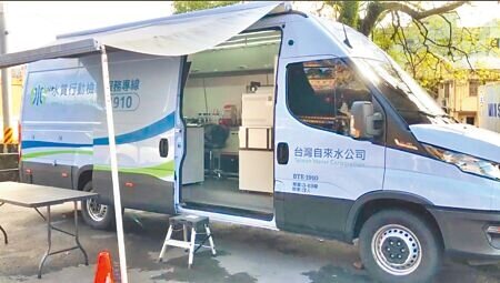 基隆市11月27日爆發自來水汙染問題,市府與台灣自來水公司找元凶過程中,於暖暖區碇內大排發現新汙染源,基市工務處5日已完成碇內大排清淤,台水派出行動水質檢驗車抽驗水質。台水表示,原水採樣檢驗報告預計9日出爐,若檢驗合格經市府同意後,可恢復抽取基隆河原水。(徐佑昇攝)