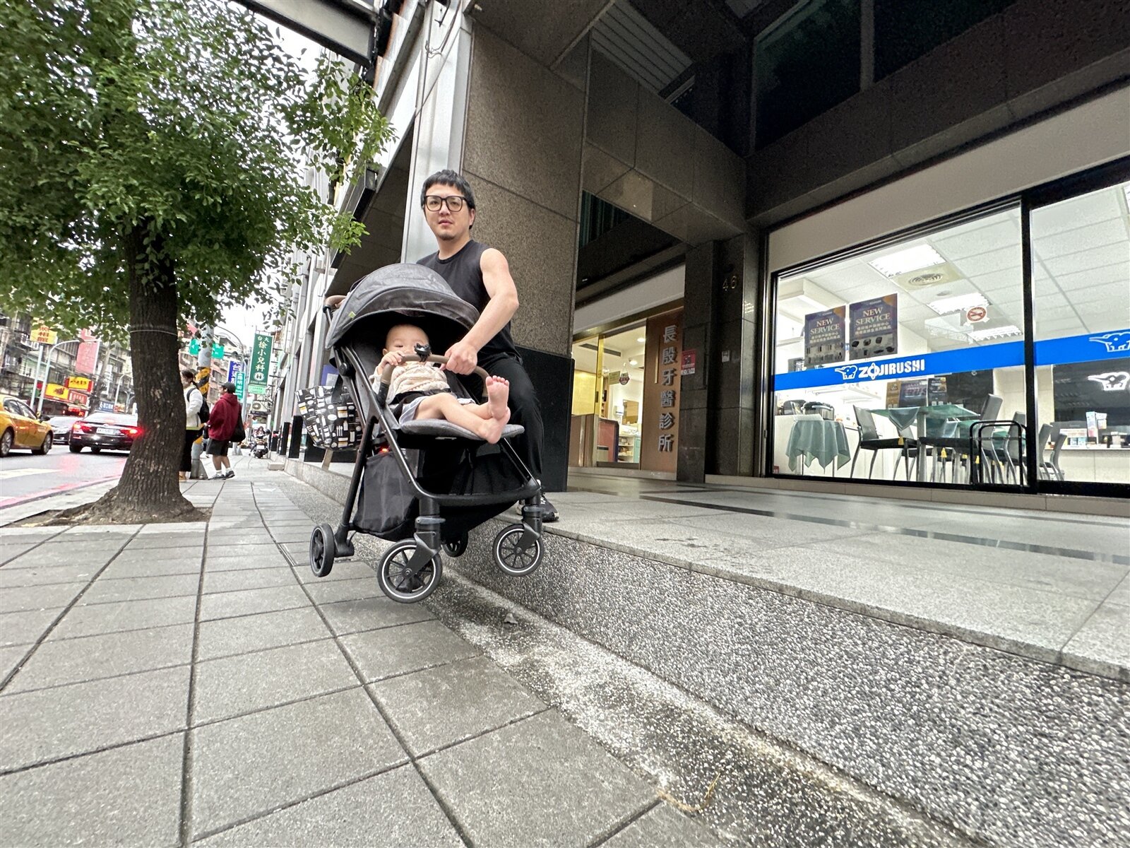 新北市板橋區陽明街的人行道與騎樓存在高低落差,對輪椅族、推娃娃車、視障者等族群不夠友善。記者張策/攝影