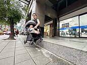 板橋陽明街騎樓人行道落差大　嬰兒車抬著走