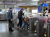 刷手機可搭北捷！明年1月啟用乘車碼　多家行動支付皆可用