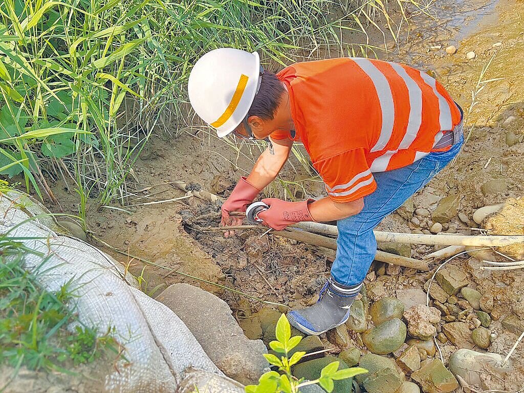 新北市蘆洲區二重疏洪道公園內高灘地冒出白煙，開挖發現是電線破損。（新北市高灘處提供／張鎧乙新北傳真）