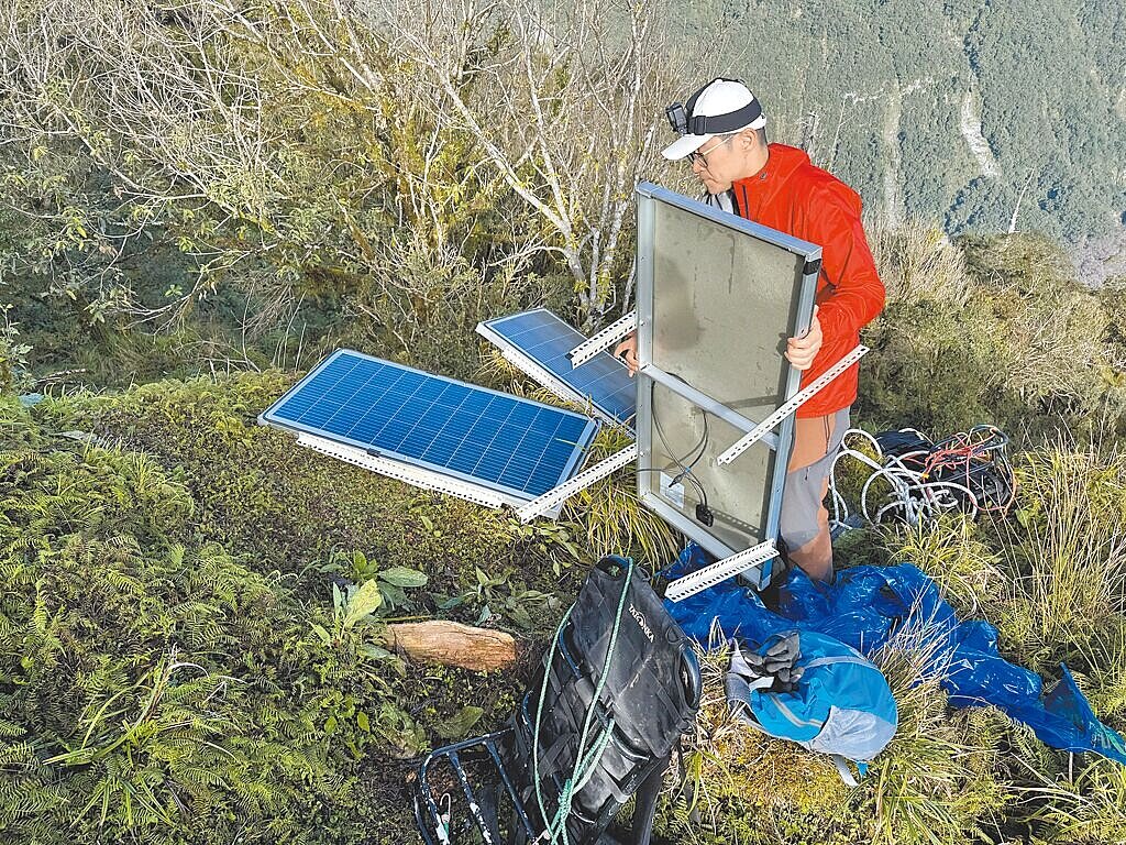 林業及自然保育署花蓮分署7日與專家團隊搭乘直升機,前往花蓮縣馬太鞍溪堰塞湖南岸坡面架設微地動儀,希望透過即時偵測坡面崩塌產生的地動訊號,強化預警功能。(林保署花蓮分署提供/羅亦晽花蓮傳真)
